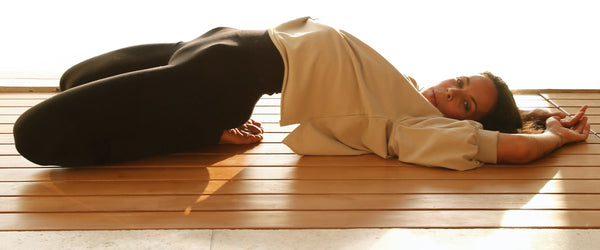 Hvad er yin yoga? Guide til ro, stræk og nærvær