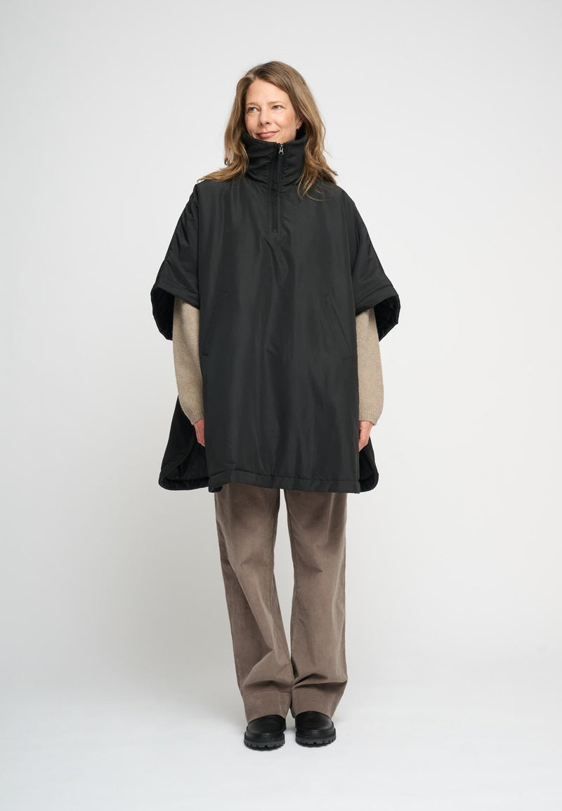 Uma Poncho Black 554 LOW